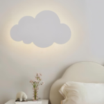 Applique murale minimaliste en forme de nuage pour une chambre d'enfant - vue d'ensemble