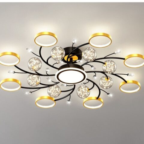 Lustre chambre adulte circulaire et moderne en verre et fer noir et doré fixé sur un plafond et allumé par LED.