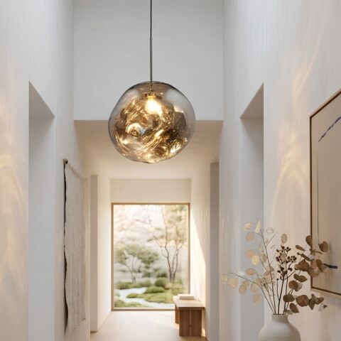 Suspension pour couloir design et moderne, couleur argenté, forme de boule suspendue dans un couloir d'entrée au style japandi