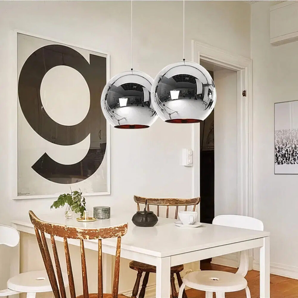 Suspension boule LED design nordique moderne avec finition brillante au dessus d'une salle a manger