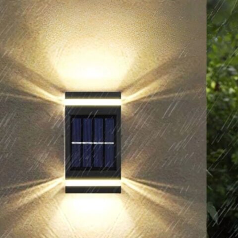 Applique murale extérieure solaire LED rectangulaire sur un mur de jardin