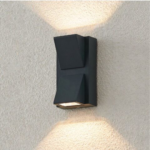 Applique murale minimaliste LED pour décoration extérieure posée sur un mur extérieur clair, elle est allumée