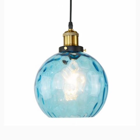 Suspension bleue LED en forme de boule en verre sur fond blanc