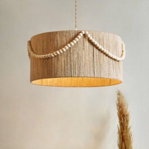 on voit un lustre bohème retro en rotin tissé à la main et des perles en bois