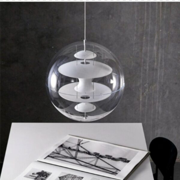 Suspension globe LED design créatif danois blanche présentée au dessus d'une table