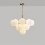 L'éclairage fourni par cette suspension grappe est doux et chaleureux, contribuant ainsi à créer une atmosphère relaxante dans chaque recoin de votre intérieur. Que ce soit dans le salon, la chambre ou tout autre endroit nécessitant un éclairage supplémentaire, cette suspension sera le choix idéal pour illuminer vos soirées cosy entre amis ou détente en solitaire. Donnez vie à votre décor avec la suspension grappe design moderne blanc : l'incontournable accessoire lumineux pour sublimer votre maison avec style professionnel. présentée installée