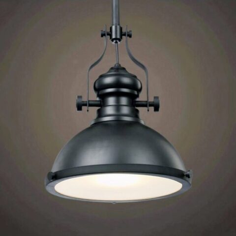 Suspension industrielle en fer noir au design rétro présentée sur un fond sombre