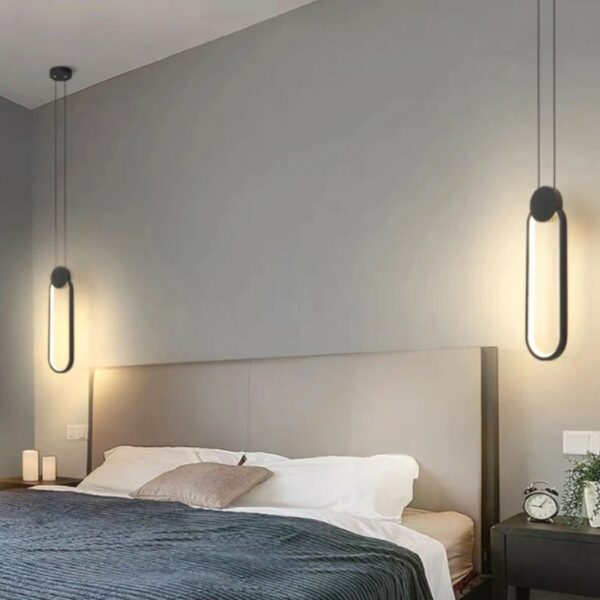 2 Suspension LED design minimaliste ovale noir au dessus de deux tables de chevet autour d'un lit