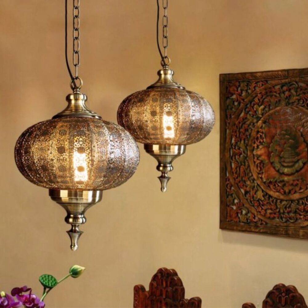 Suspension marocaine rétro vintage présentée en deux exemplaires suspendus côte à côte et allumés