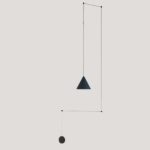 Suspension minimaliste moderne avec fil apparent décoratif présentée sur un mur gris