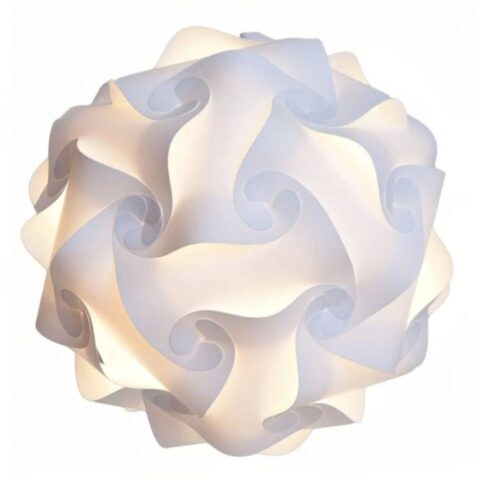 Suspension scandinave blanche ronde présentée sur fond blanc