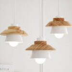 Suspension scandinave bois design épuré blanches présentée suspendues