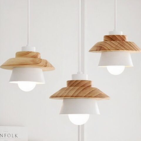 Suspension scandinave bois design épuré blanches présentée suspendues