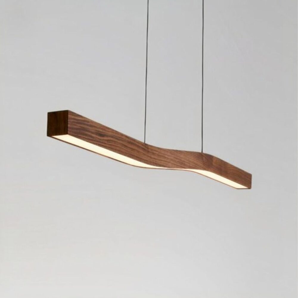 Suspension scandinave bois horizontale longue présentée sur fond gris