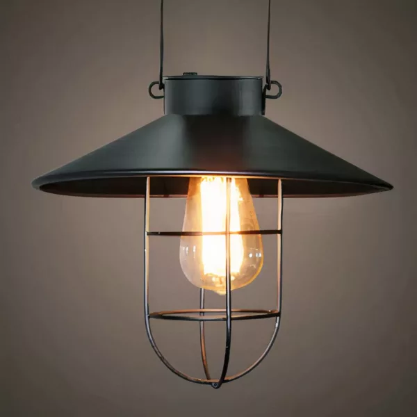 Suspension solaire noir style lanterne vintage présentée allumée