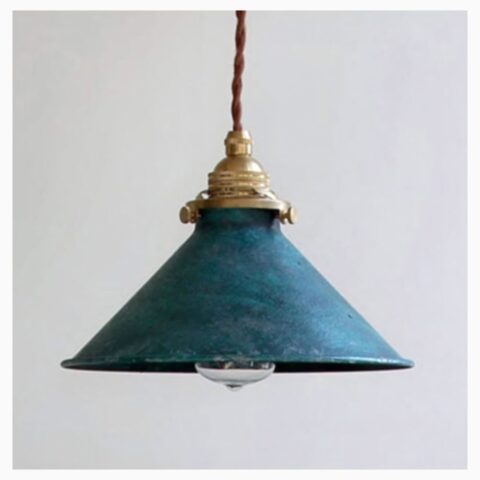 on voit sur un fond clair une suspension vintage en fer de couleur bleu dans le style industriel