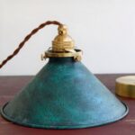 Suspension vintage en fer de style industriel - vue de côté