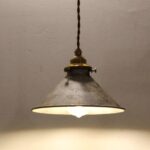 on voit sur un fond sombre une suspension vintage en fer dans le style industriel