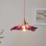 Suspension fleur en verre rose - vue de côté