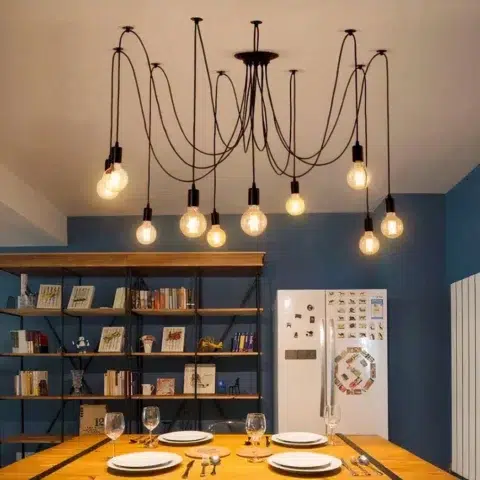 Suspensions araignée style classique présentée au-dessus d'une table à manger