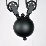 Suspension industrielle vintage noires à 3 lampes avec poulie en métal noir - détail