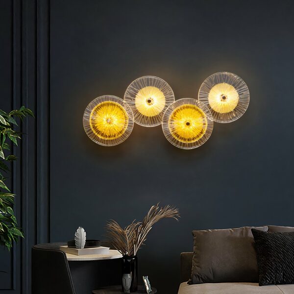 Applique murale bohème LED disques en verre présentée allumée dans un salon
