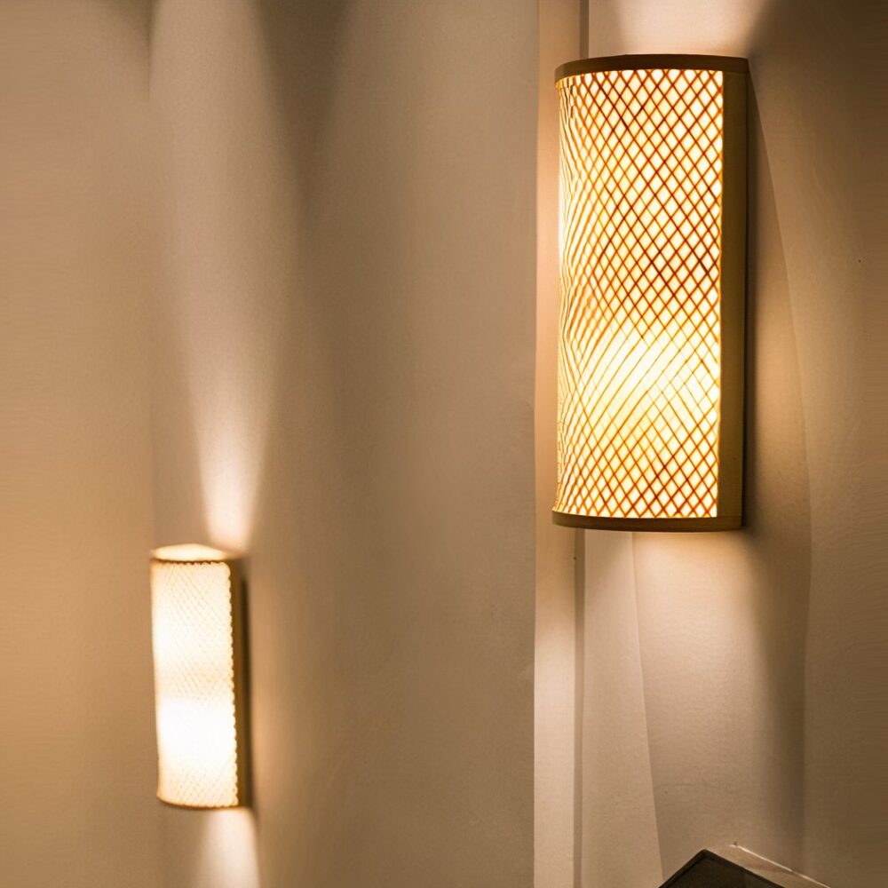 Applique murale cannage style lanterne, de couleur beige en bambou contre le mur