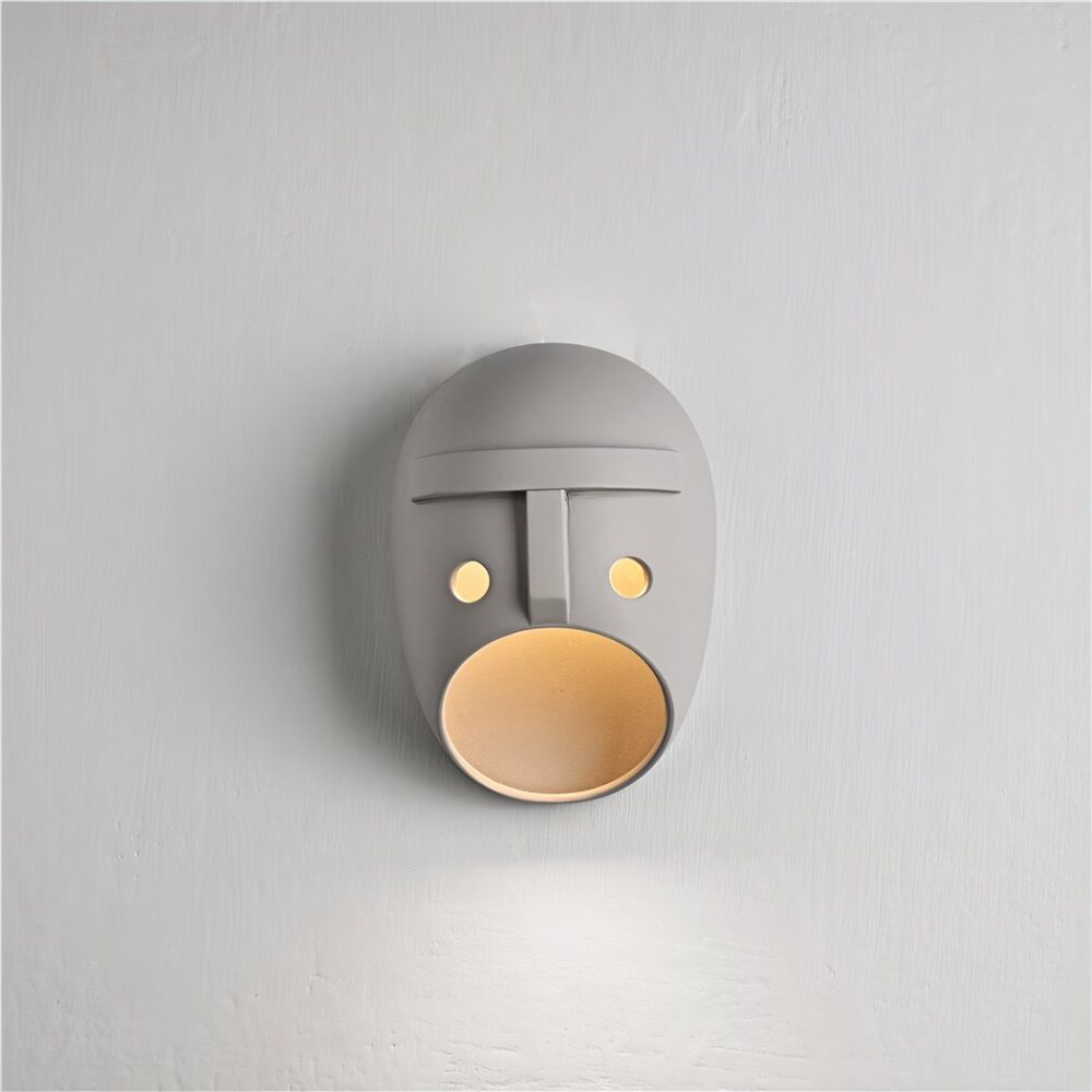 Applique murale ceramique en forme de masque avec lumière jaune à l'intérieur de sa bouche