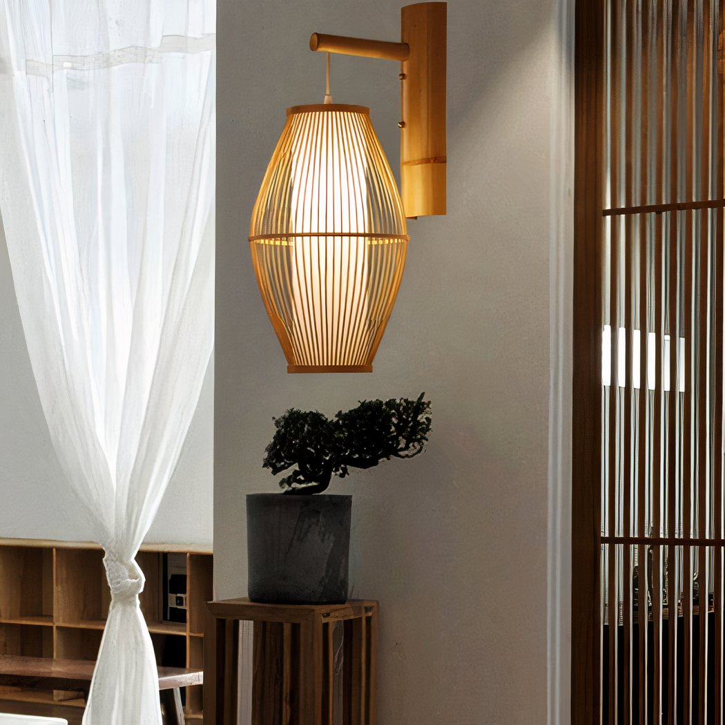 Applique murale en bambou style japonais, de couleur marron, suspendu à un support en bois type lanterne, dans une pièce