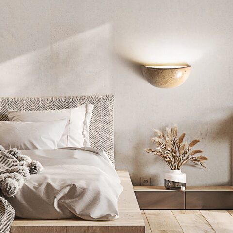 Applique murale en céramique et moderne, de couleur beige à côté d'un lit