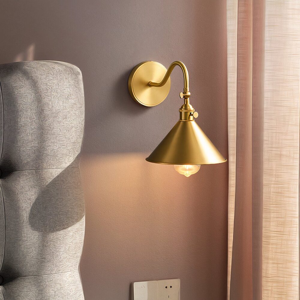 Applique murale en cuivre design rétro, avec lumière jaune, applique couleur dorée, dans une pièce