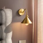 Applique murale en cuivre design rétro, avec lumière jaune, applique couleur dorée, dans une pièce