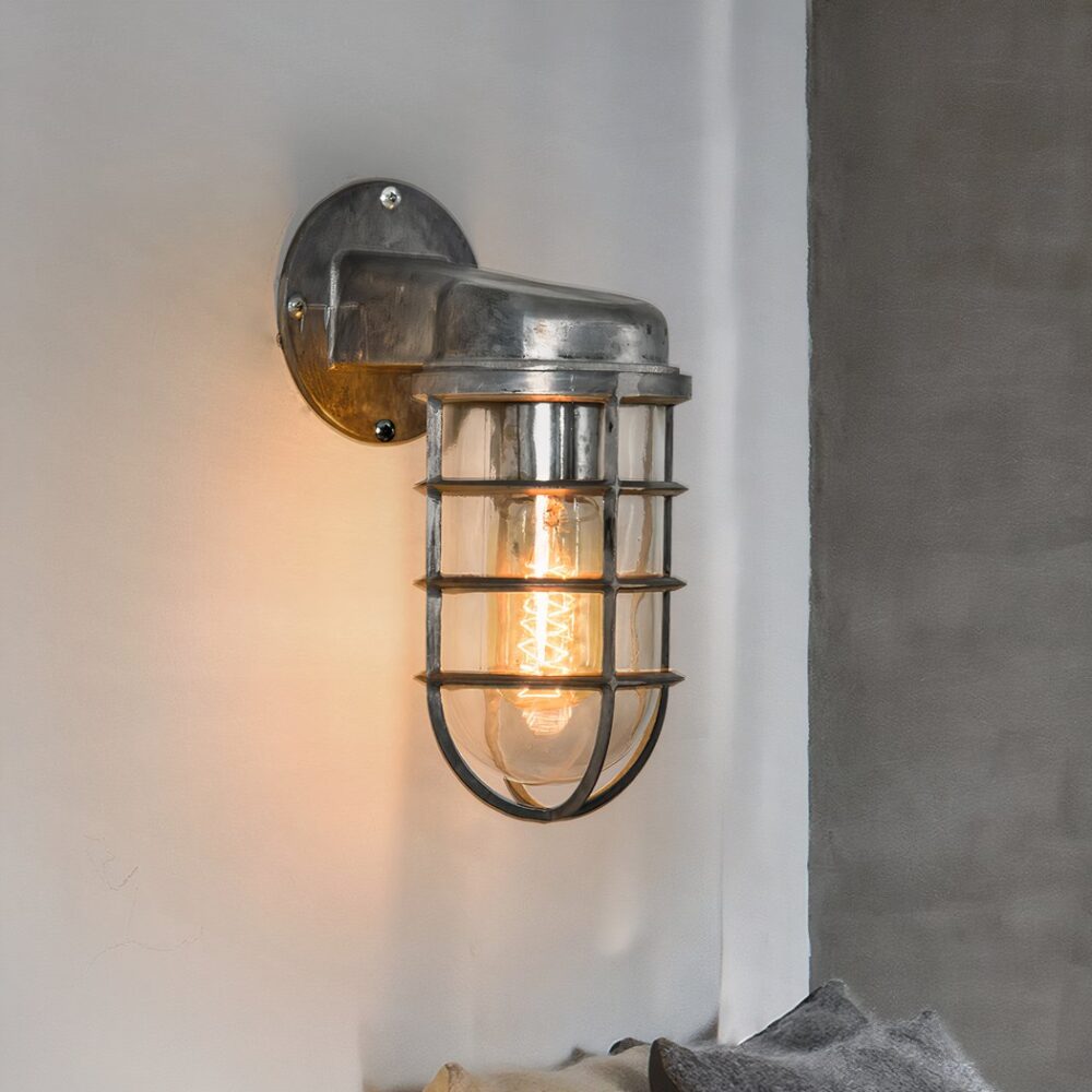 Applique murale en fer forgé style industriel, couleur argenté, lampe en extérieur avec lumière jaune allumée