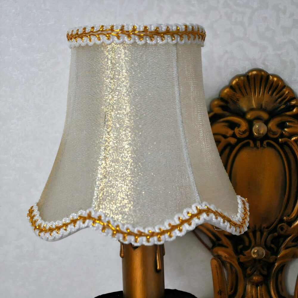 Applique murale en tissu ivoire en forme de bougie avec liseré doré