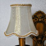 Applique murale en tissu ivoire en forme de bougie avec liseré doré