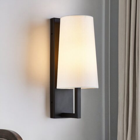 Applique murale en tissu sur support noir, avec lumière allumée, sur un mur