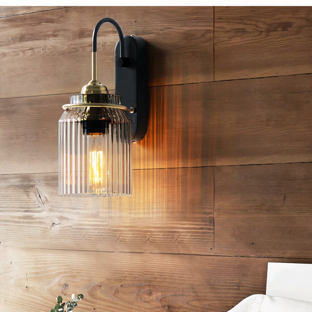 Applique murale en verre style industriel, avec support en métal noir, contre un mur en bois