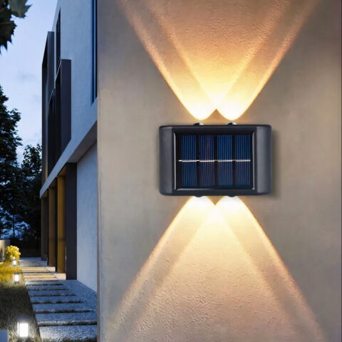 Applique murale extérieure LED solaire horizontale sur un mur dans un jardin