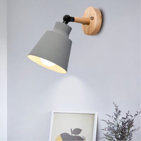 Applique murale filaire en bois style nordique présentée installée sur un mur et allumée