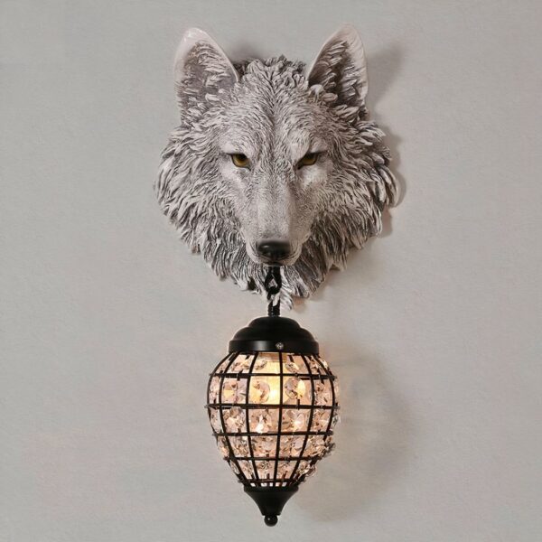 Applique murale grise en forme de tête de loup, tenant sur son cou une lanterne noire