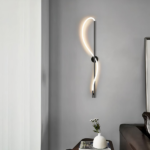 Applique murale LED noire ondulée près d'un rideau et de meubles sombres