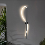 Applique murale LED noire ondulée près d'une plante verte