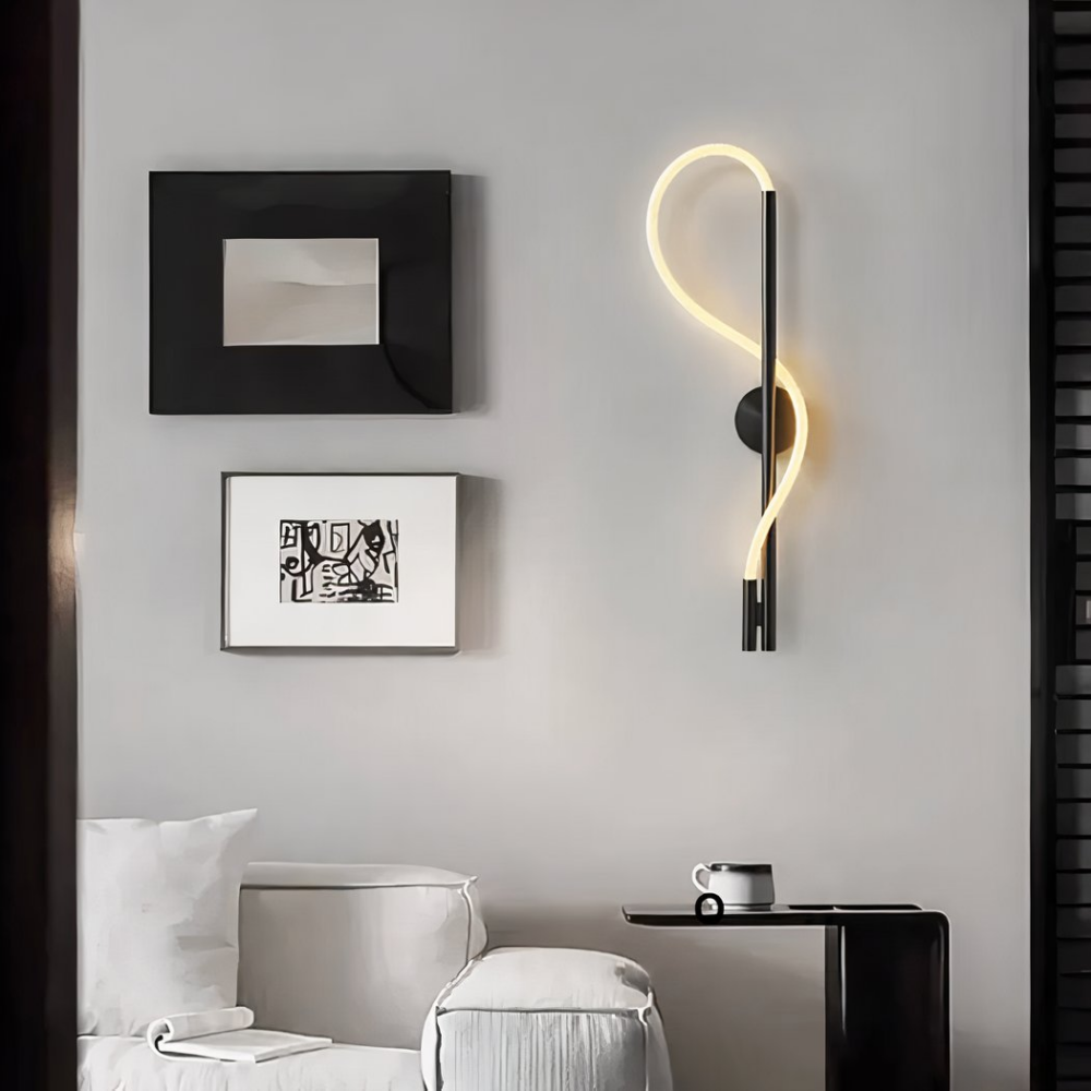 Applique murale industrielle à LED noir en forme de S dans un salin avec deux cadres noir et blanc sur le coté gauche