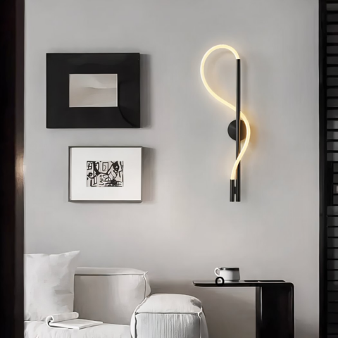 Applique murale industrielle à LED noir en forme de S dans un salin avec deux cadres noir et blanc sur le coté gauche