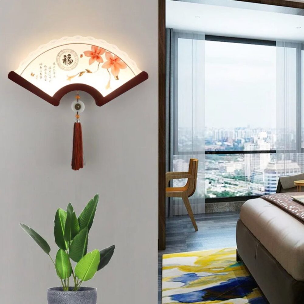 Applique murale japonaise LED en bois en forme d'éventail rétro sur un mur dans un salon au dessus d'un plante