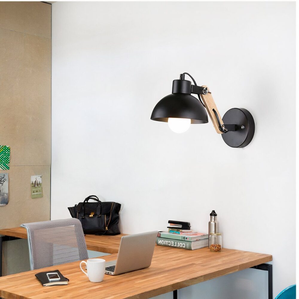 Applique murale liseuse LED ajustable en bois et métal - vue de face