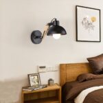 Applique murale liseuse LED ajustable en bois et métal - vue de côté