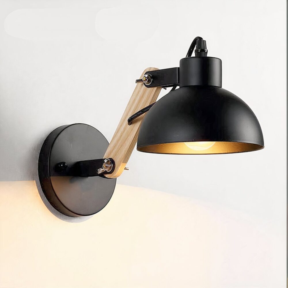Applique murale liseuse LED ajustable en bois et métal présentée de couleurs noire, accrochée à un mur et allumée