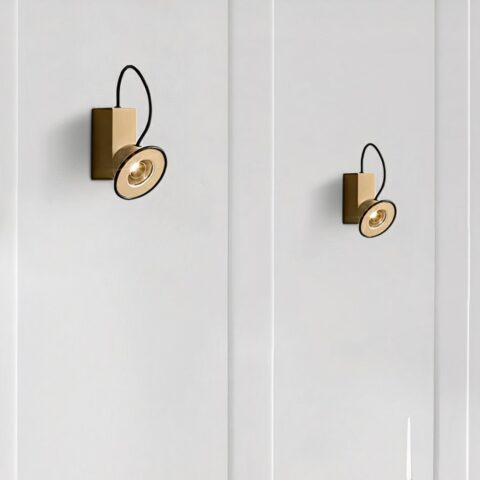 Applique murale liseuse LED magnétique design moderne installée par deux fois sur un mur blanc