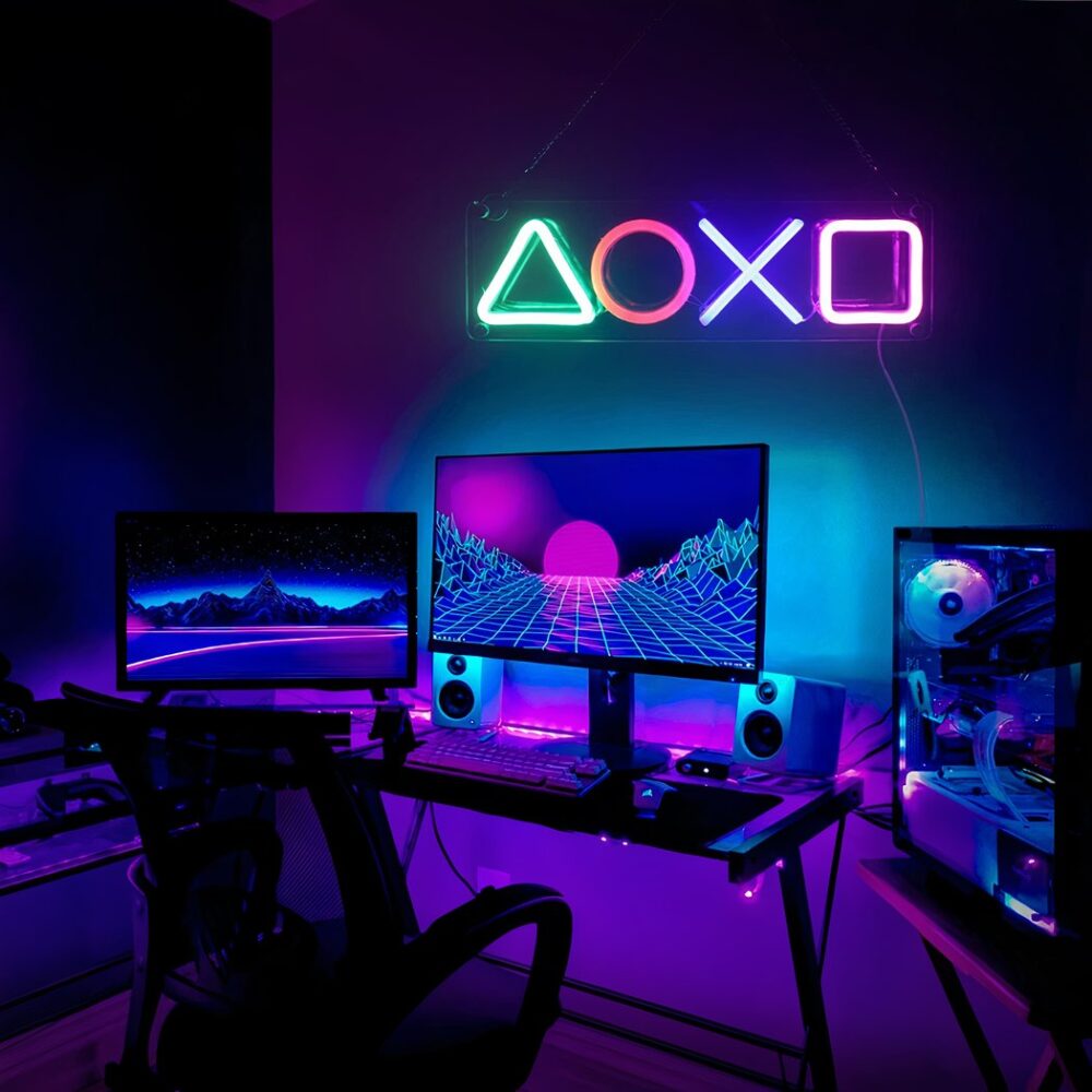 Dans un bureau de gamer on voit au mur une applique murale néon au style futuriste allumée.
